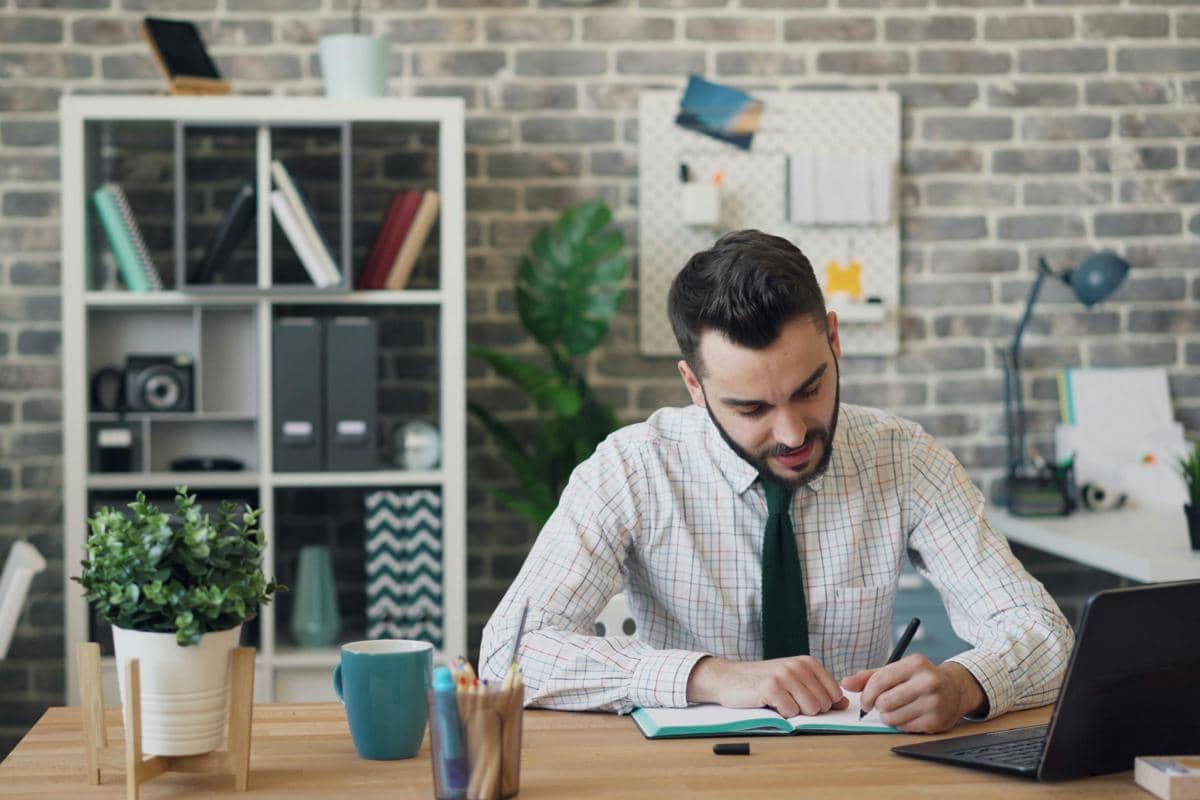 ilustrasi laki-laki menulis