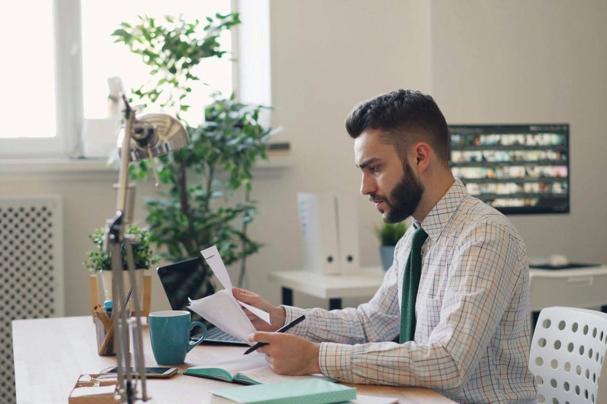 ilustrasi laki-laki bekerja