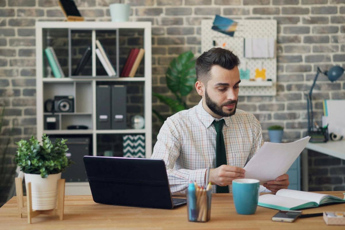 ilustrasi laki-laki membaca dokumen