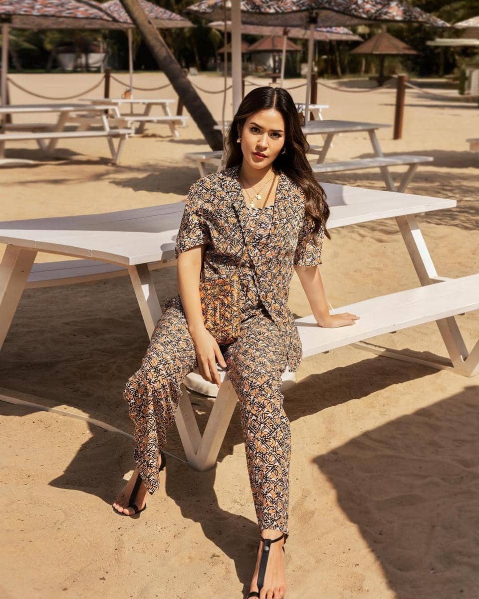 inspirasi outfit one set ala Raisa Andriana
