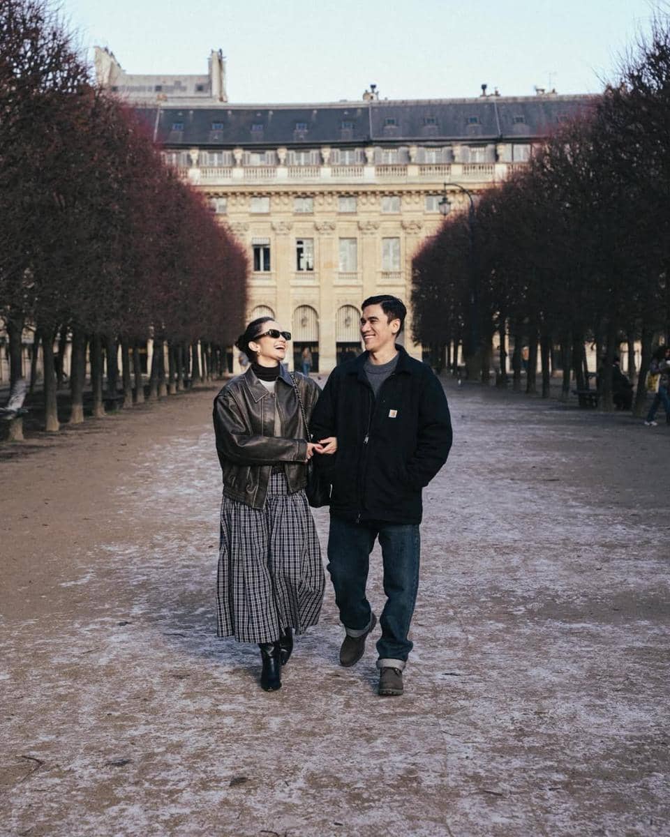 Enzy Storia jalan-jalan di Paris bersama sahabat.