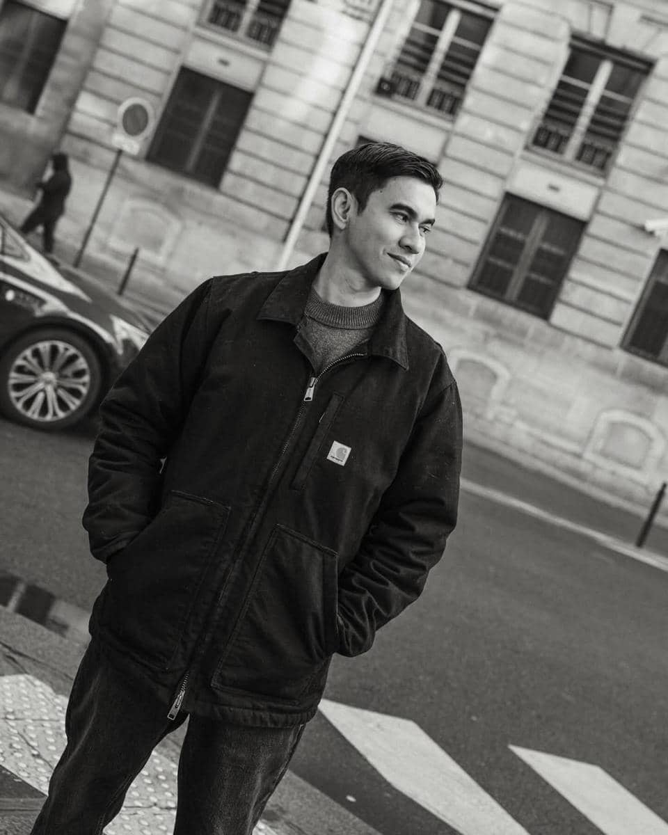 Enzy Storia jalan-jalan di Paris bersama sahabat.