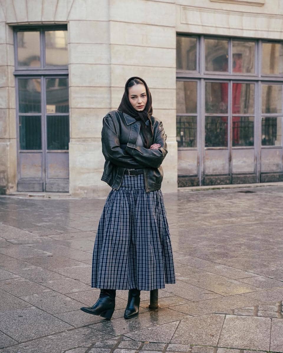 Enzy Storia jalan-jalan di Paris bersama sahabat.