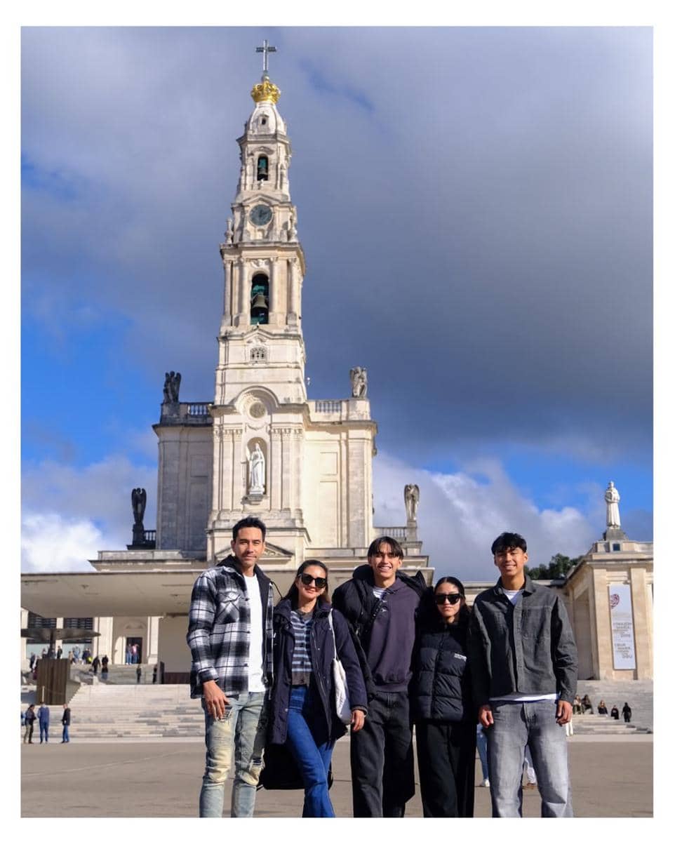 Keluarga Darius Sinathrya ikut misa di Kota Fátima.