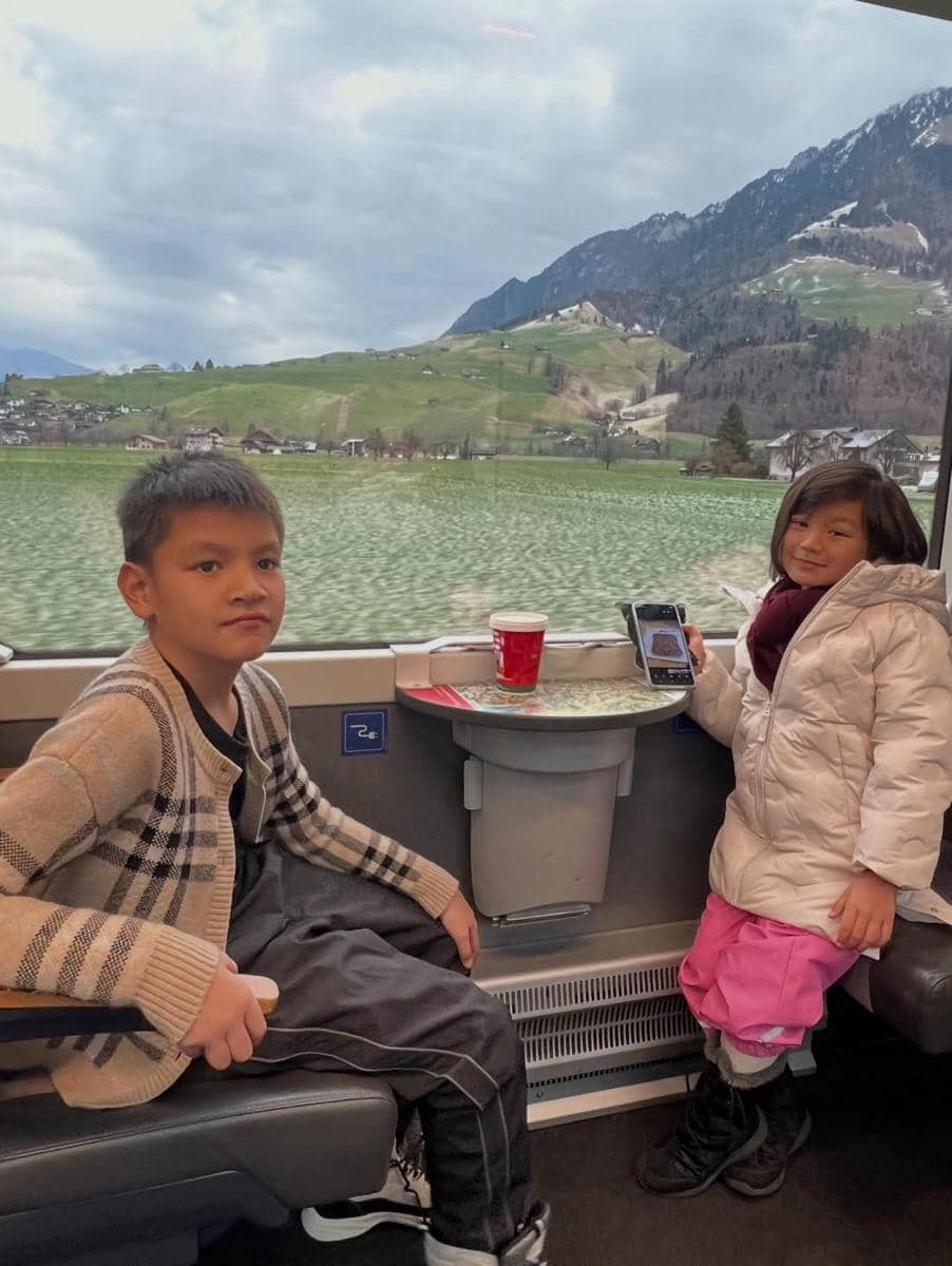 Keluarga Titi Kamal liburan bersama di Swiss.