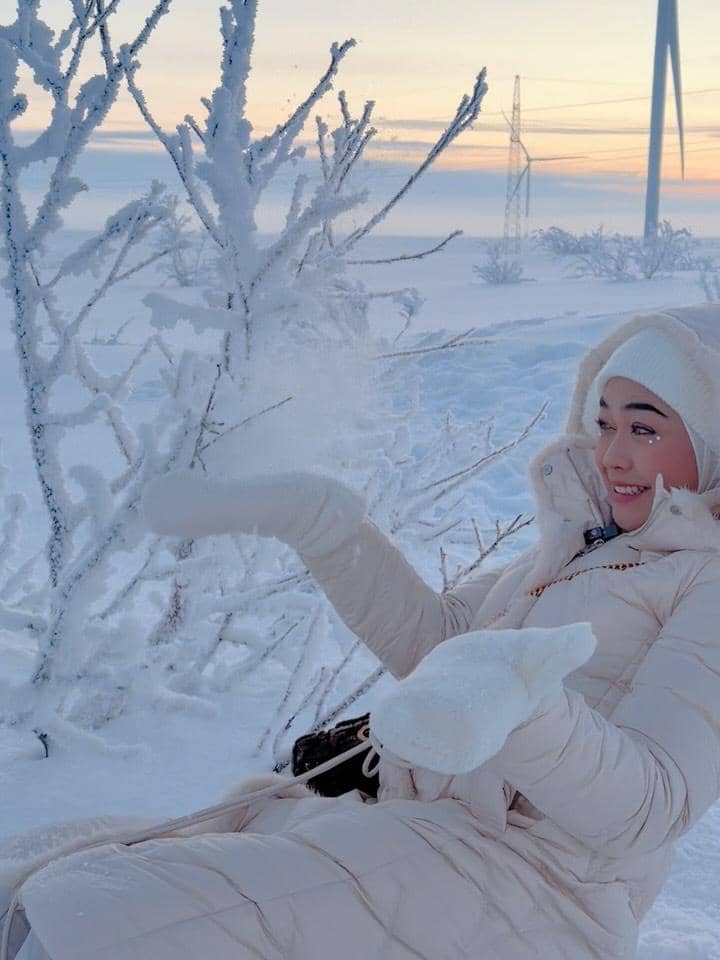 Ria Ricis menikmati suhu -40 derajat celsius di Teriberka.