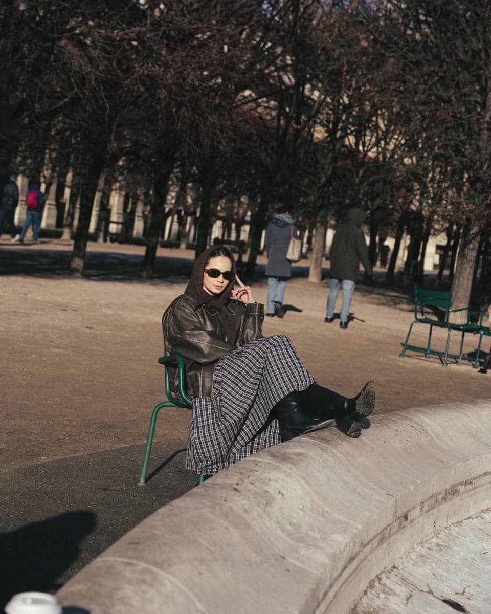 Enzy Storia jalan-jalan di Paris bersama sahabat.