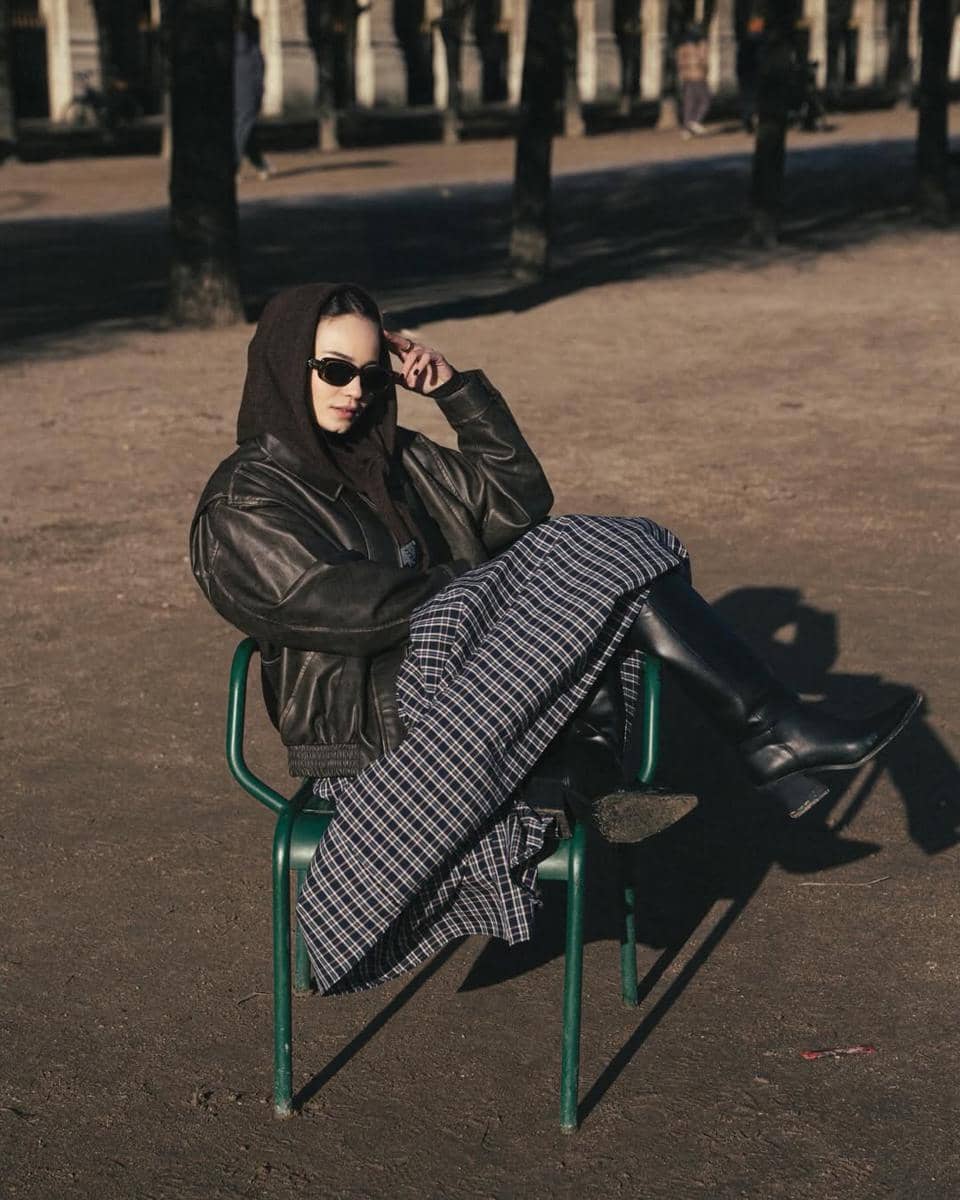 Enzy Storia jalan-jalan di Paris bersama sahabat.