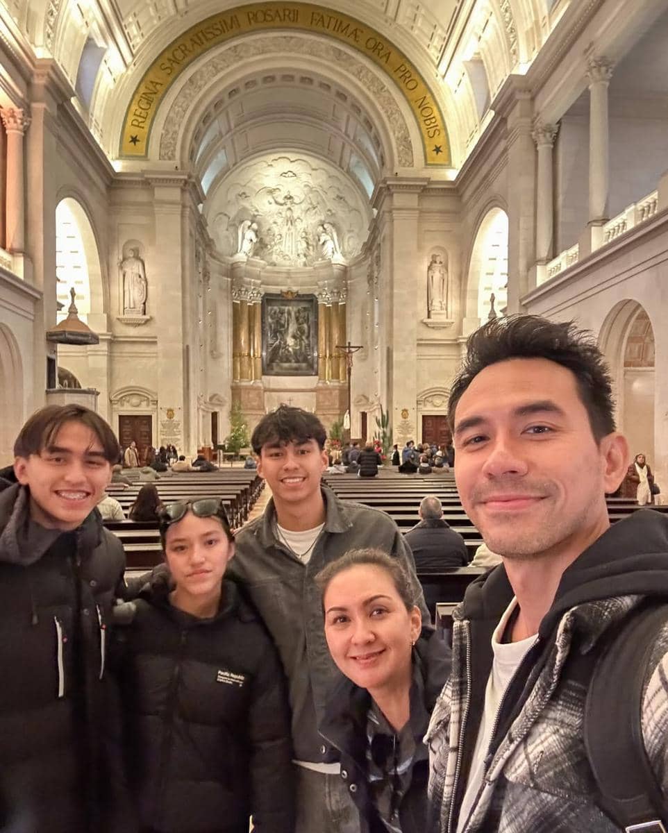 Keluarga Darius Sinathrya ikut misa di Kota Fátima.