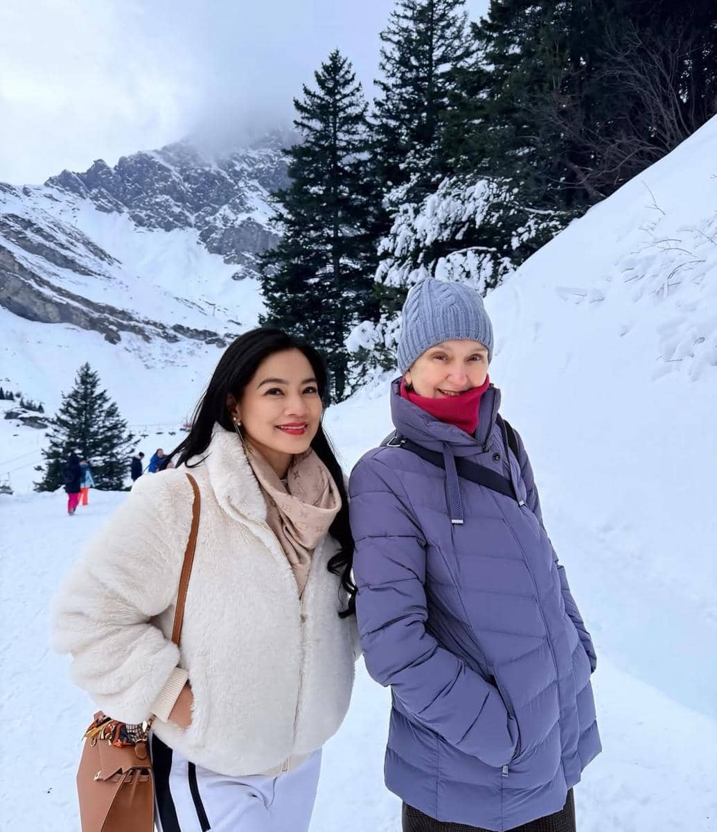 Keluarga Titi Kamal liburan bersama di Swiss.