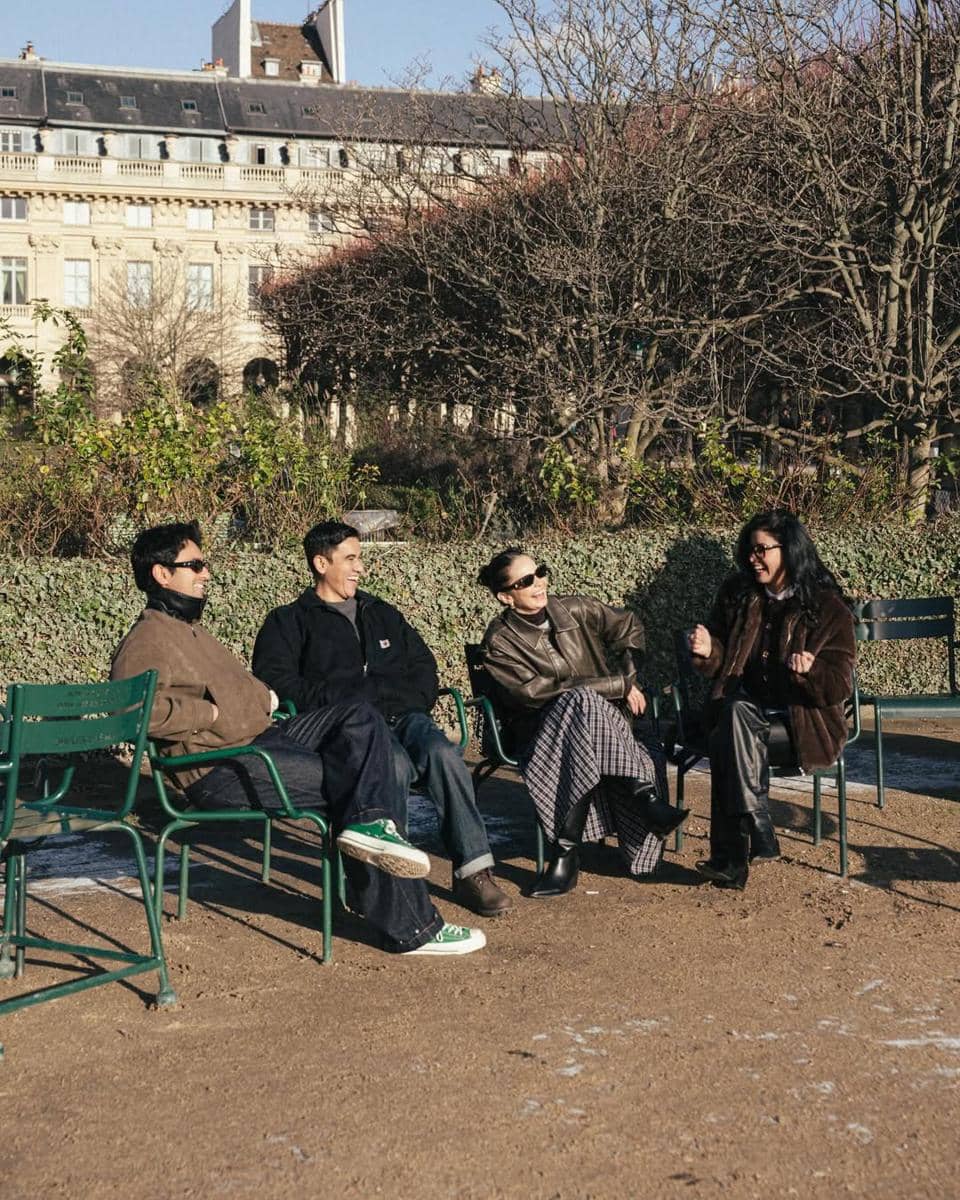 Enzy Storia jalan-jalan di Paris bersama sahabat.