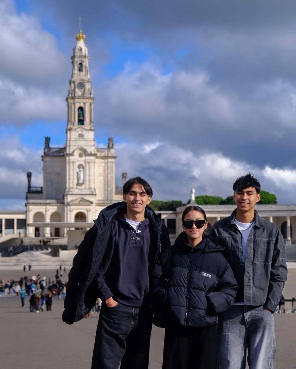 Keluarga Darius Sinathrya ikut misa di Kota Fátima.