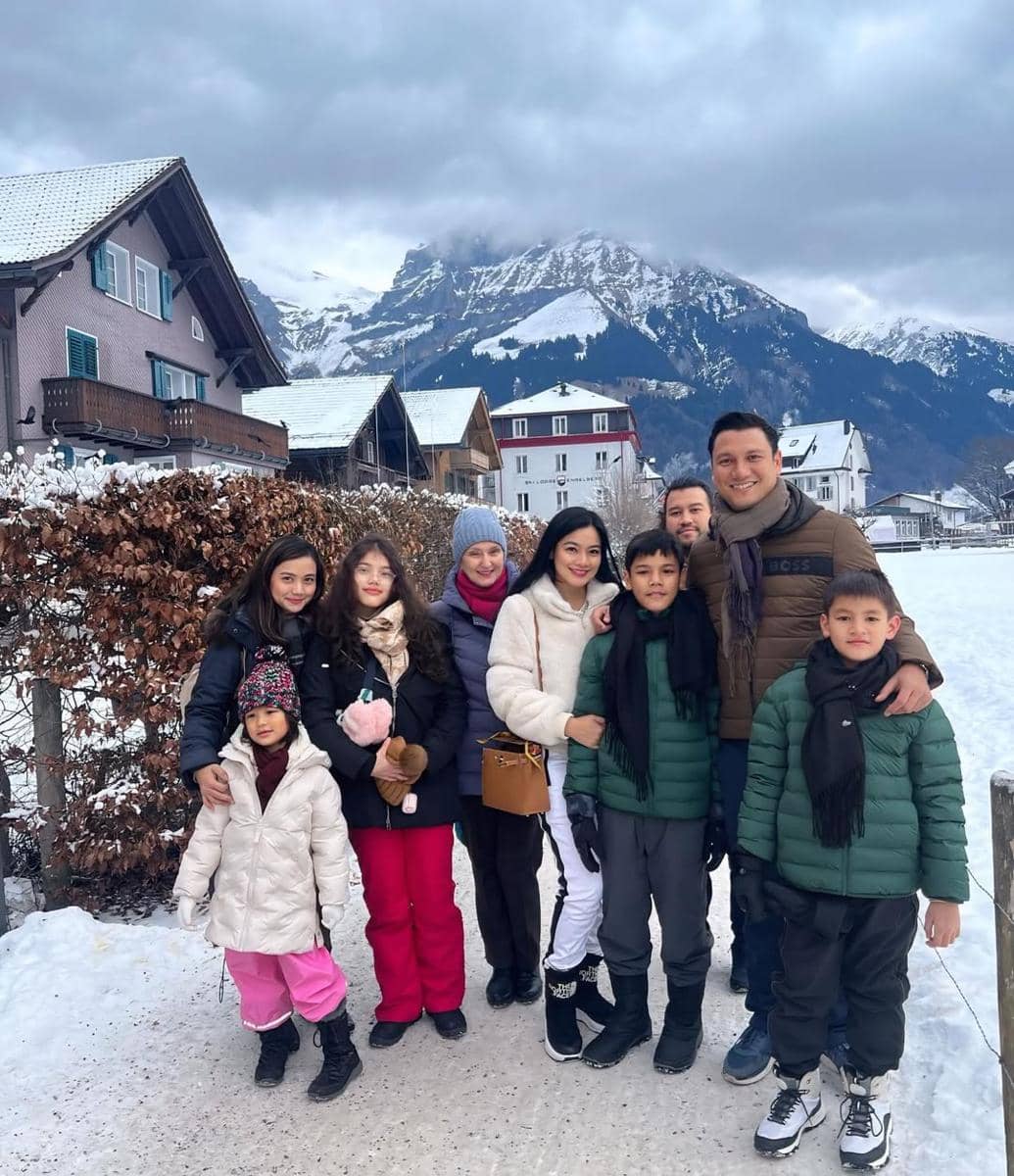 Keluarga Titi Kamal liburan bersama di Swiss.