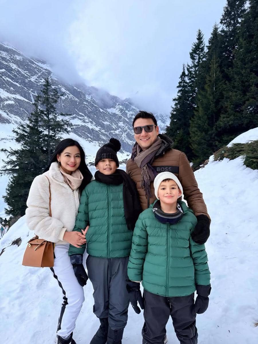 Keluarga Titi Kamal liburan bersama di Swiss.
