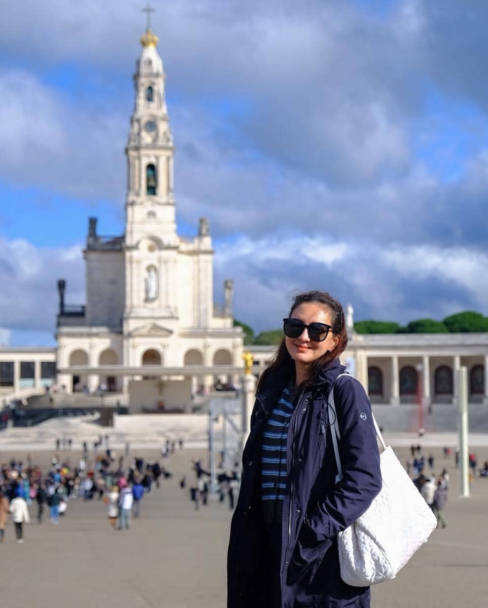 Keluarga Darius Sinathrya ikut misa di Kota Fátima.