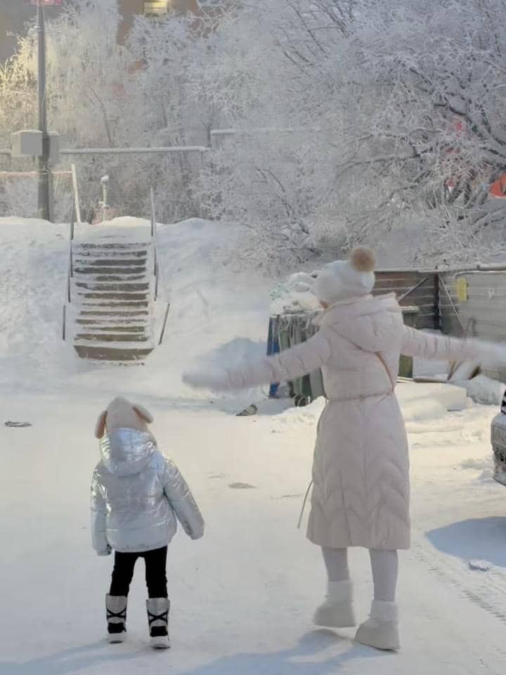 Ria Ricis menikmati suhu -40 derajat celsius di Teriberka.