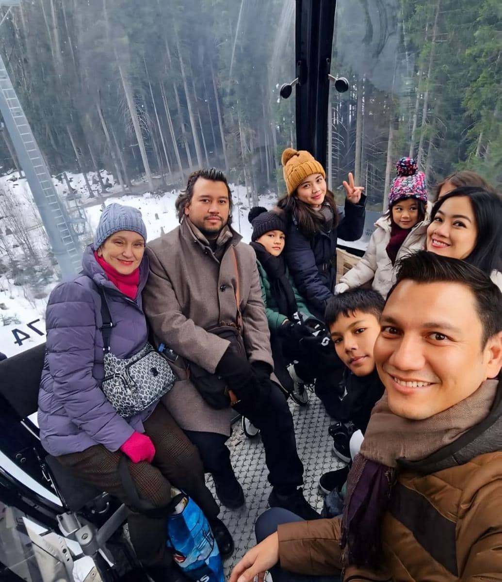 Keluarga Titi Kamal liburan bersama di Swiss.