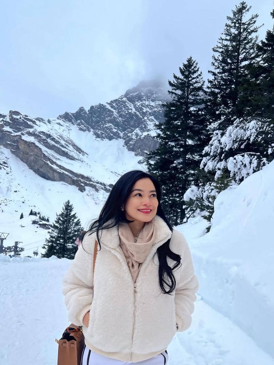 Keluarga Titi Kamal liburan bersama di Swiss.