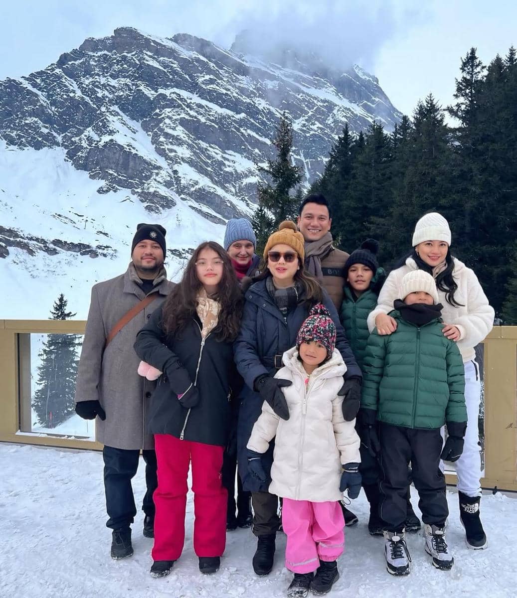 Keluarga Titi Kamal liburan bersama di Swiss.
