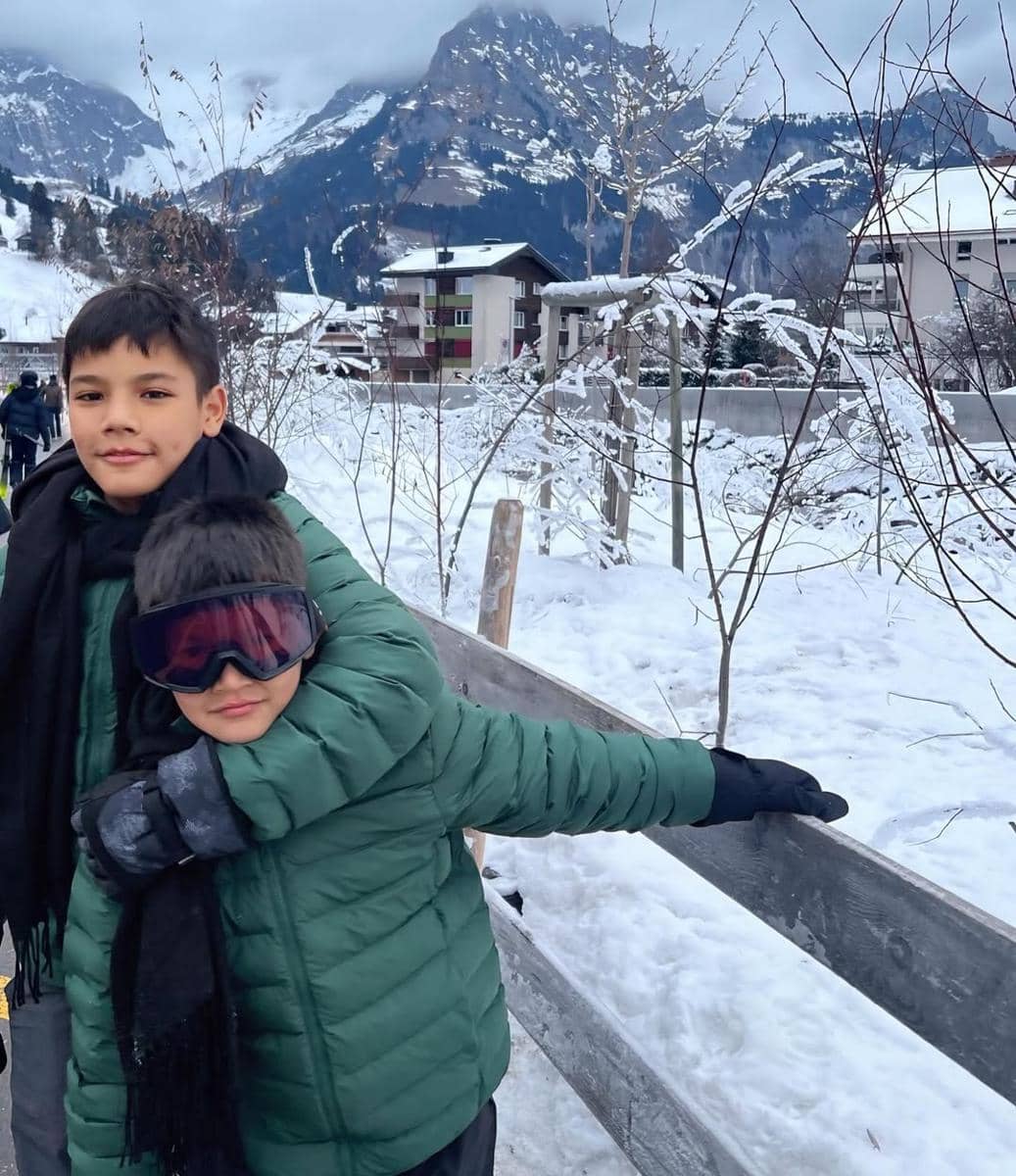 Keluarga Titi Kamal liburan bersama di Swiss.