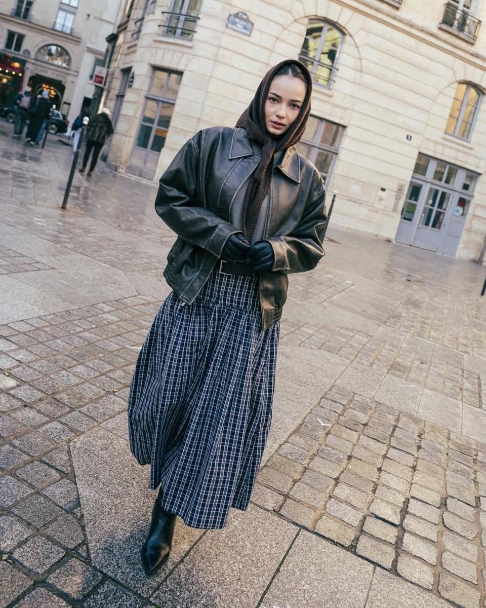 Enzy Storia jalan-jalan di Paris bersama sahabat.