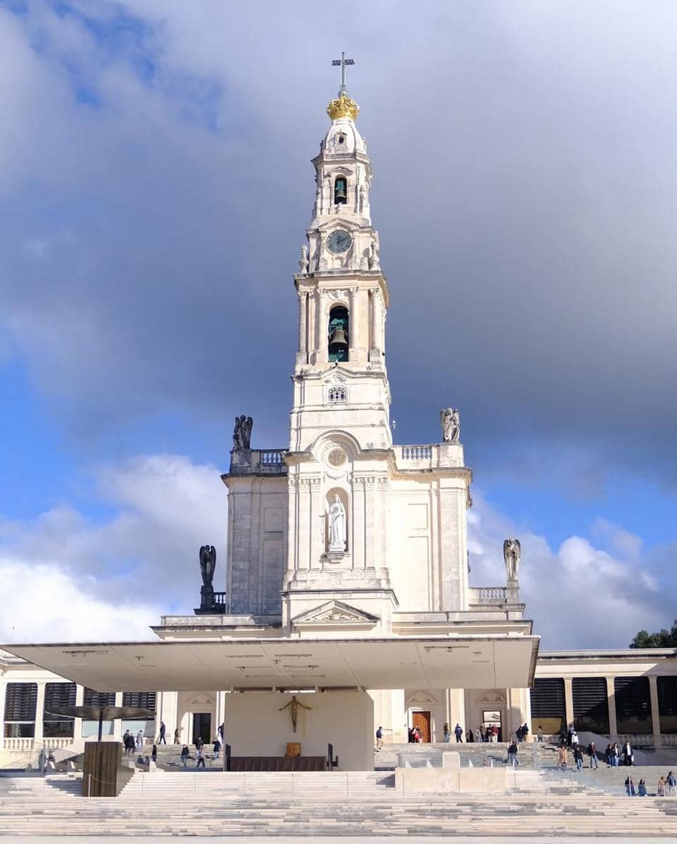 Keluarga Darius Sinathrya ikut misa di Kota Fátima.