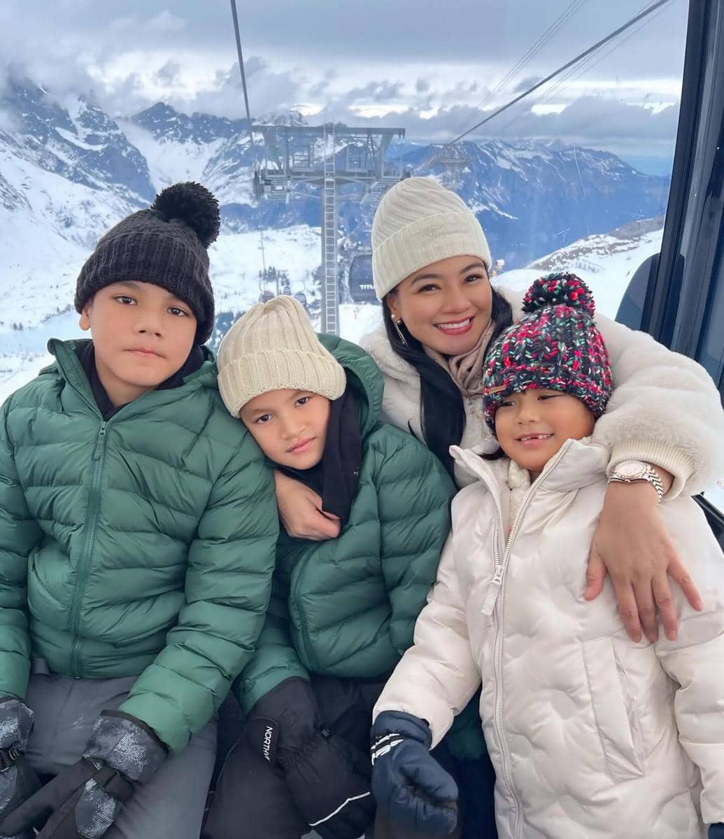 Keluarga Titi Kamal liburan bersama di Swiss.