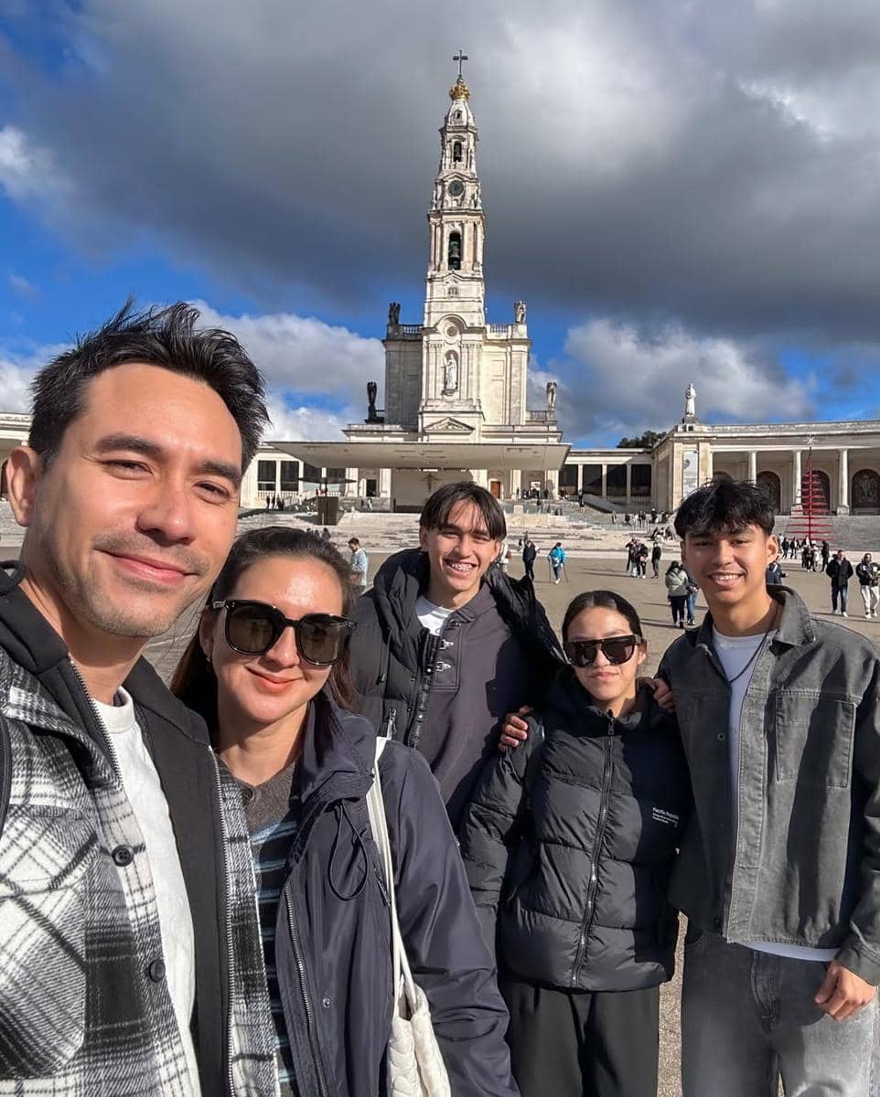 Keluarga Darius Sinathrya ikut misa di Kota Fátima.