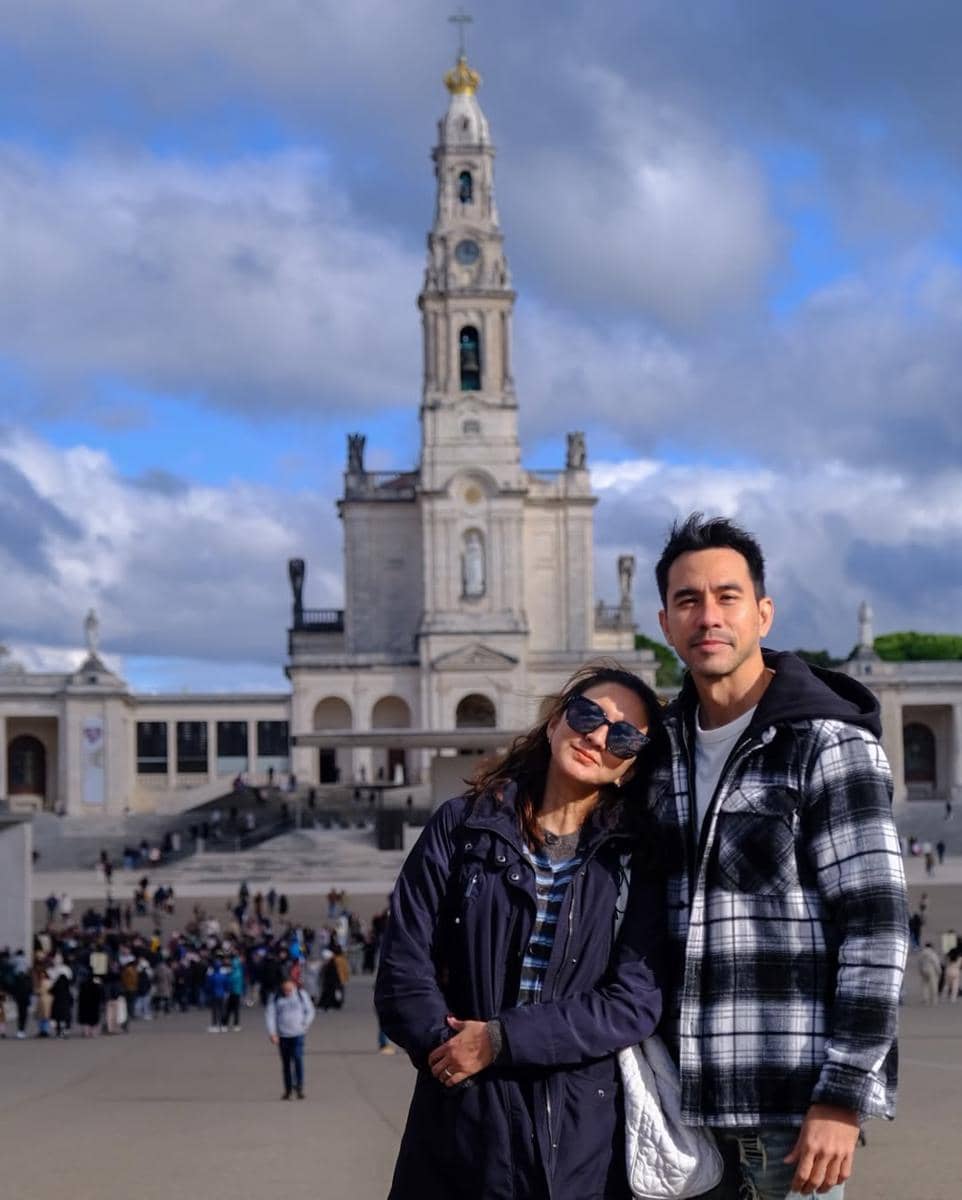 Keluarga Darius Sinathrya ikut misa di Kota Fátima.