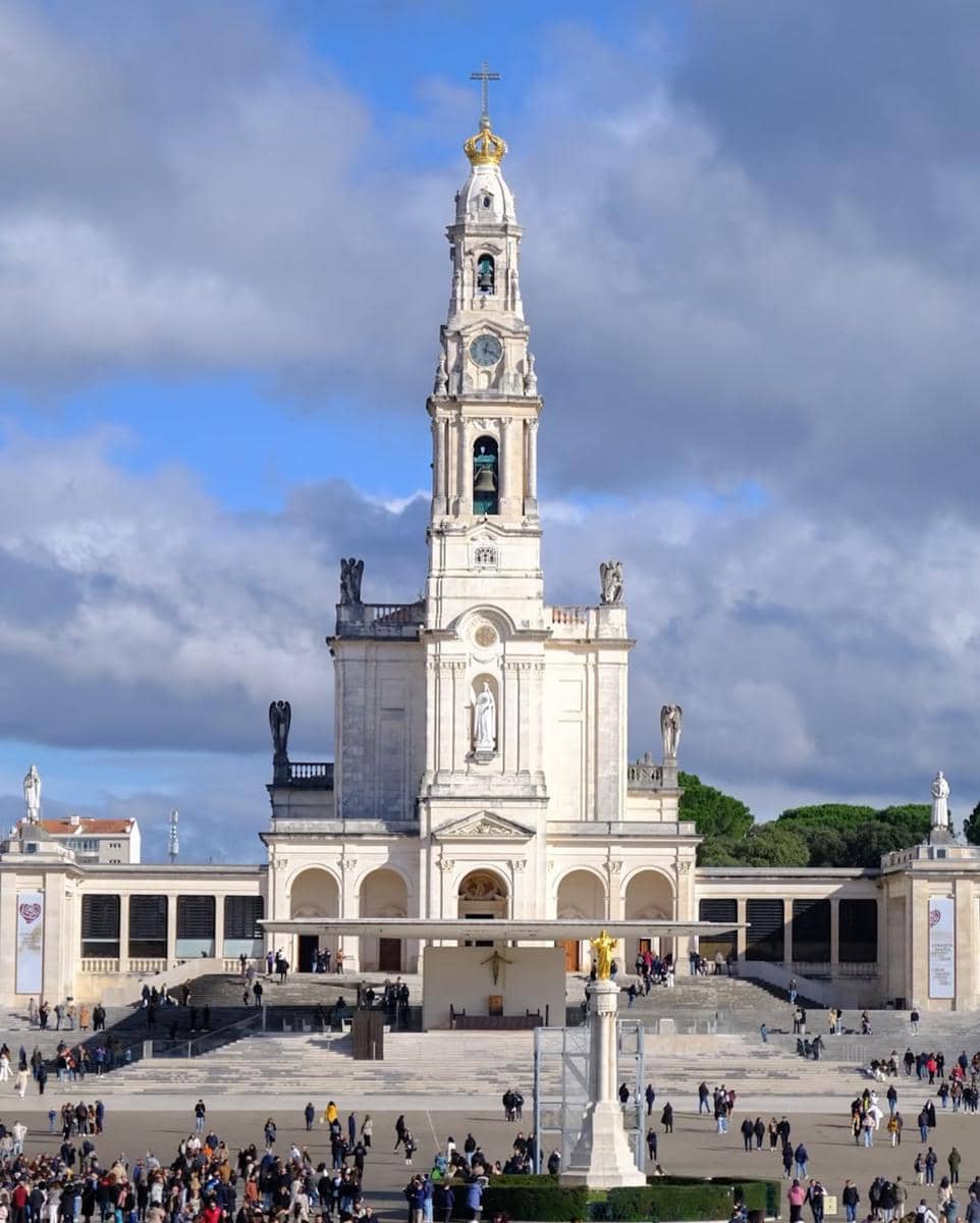 Keluarga Darius Sinathrya ikut misa di Kota Fátima.