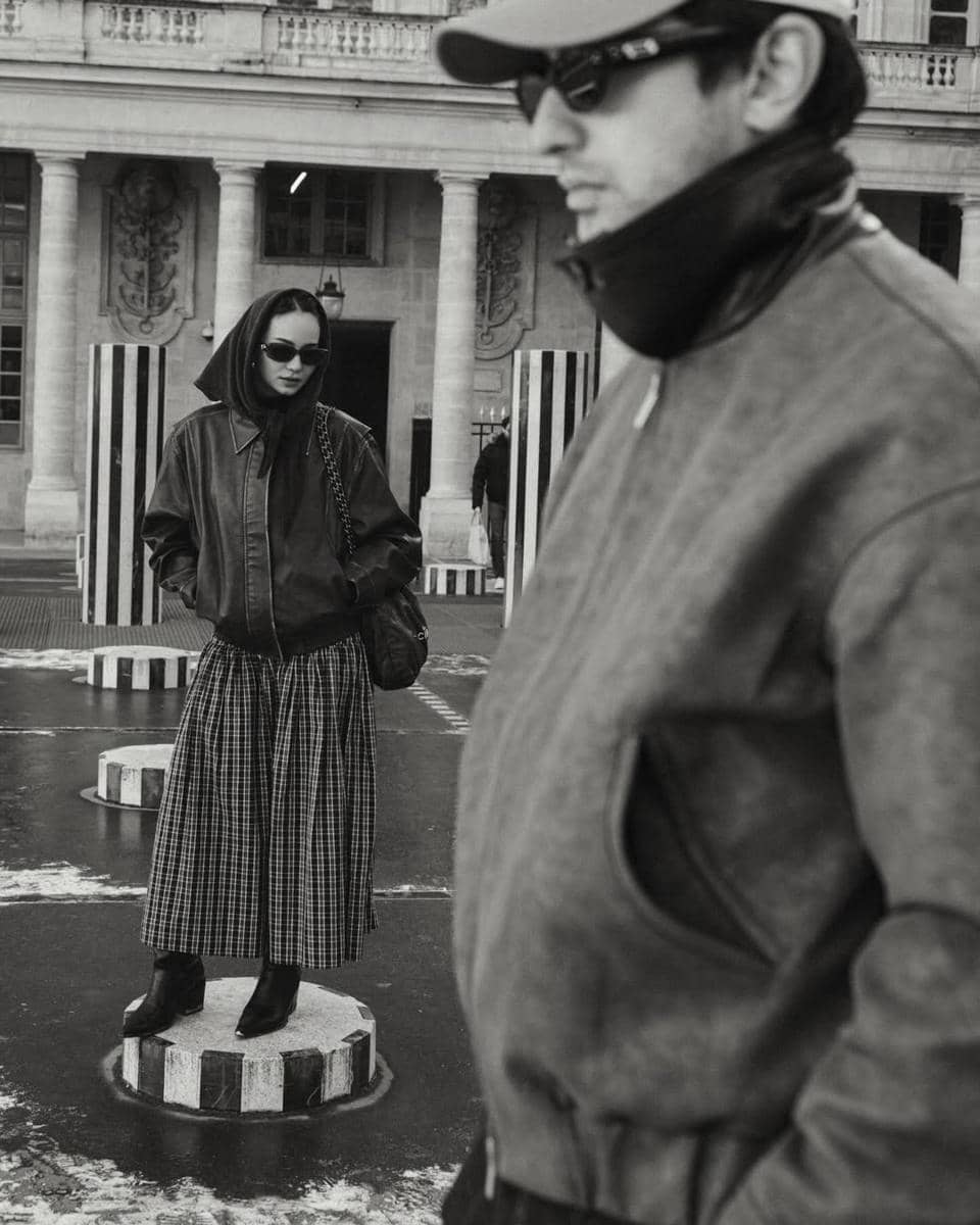 Enzy Storia jalan-jalan di Paris bersama sahabat.