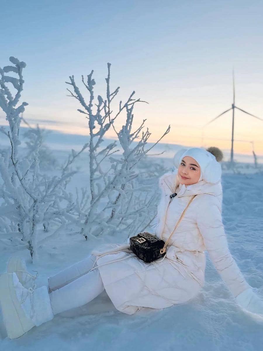 Ria Ricis menikmati suhu -40 derajat celsius di Teriberka.