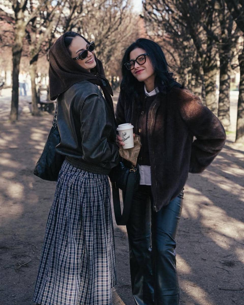 Enzy Storia jalan-jalan di Paris bersama sahabat.