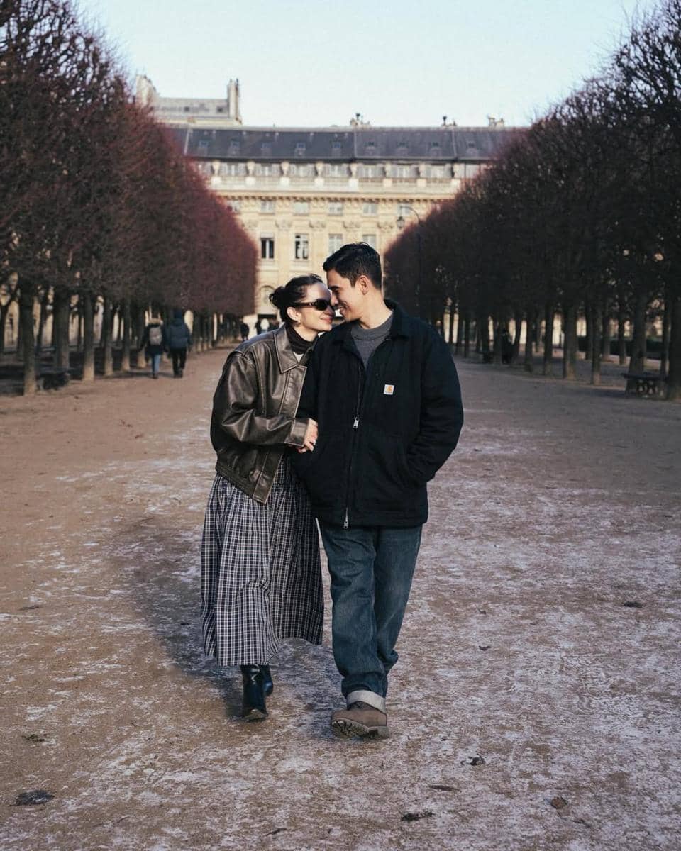 Enzy Storia jalan-jalan di Paris bersama sahabat.