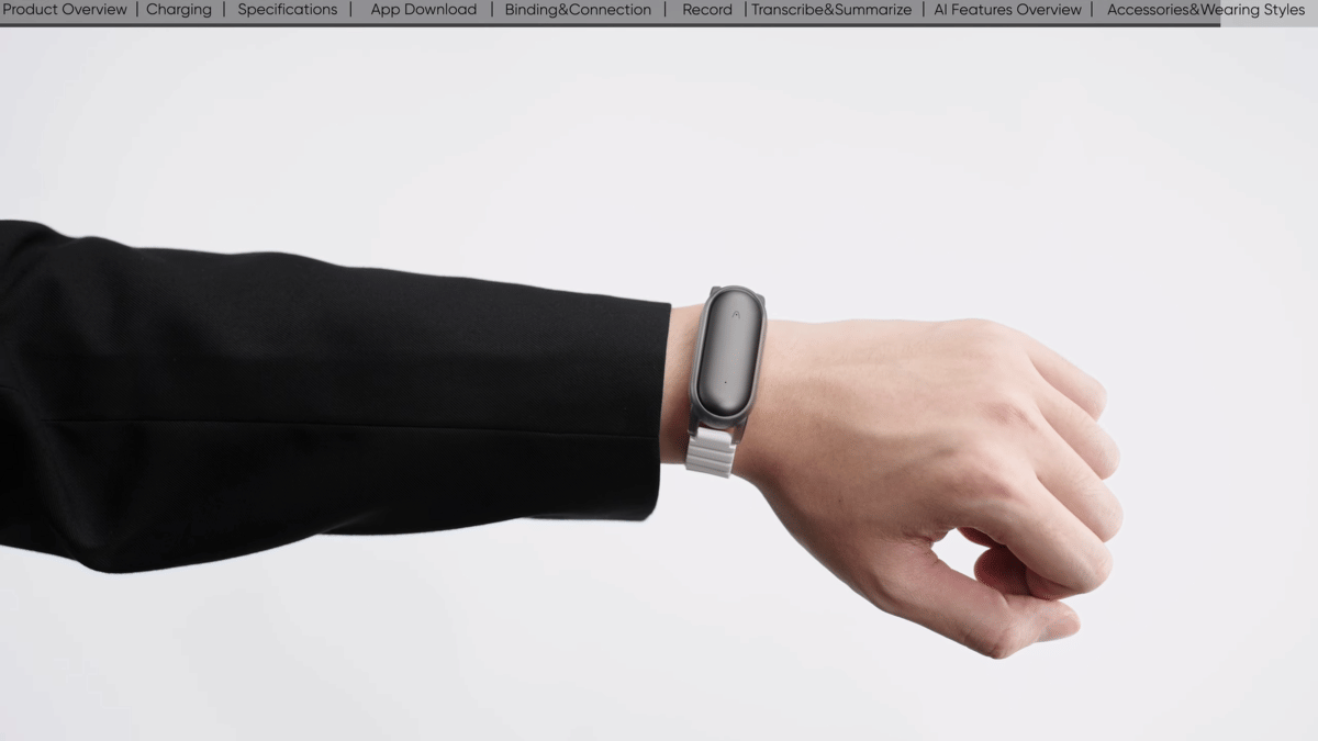 ilustrasi menggunakan NotePin S di tangan