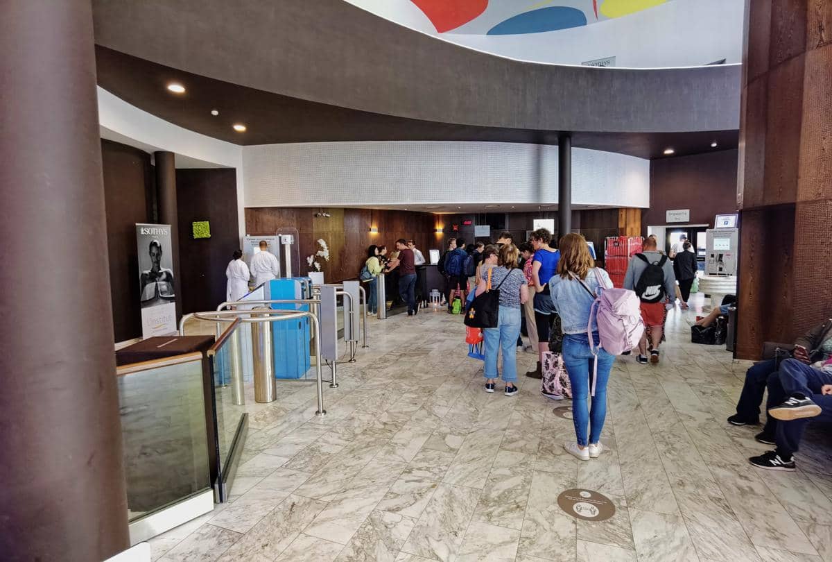 pengunjung memadati tempat spa di kota Spa, Belgia, menandakan tradisi spa yang masih hidup hingga kini