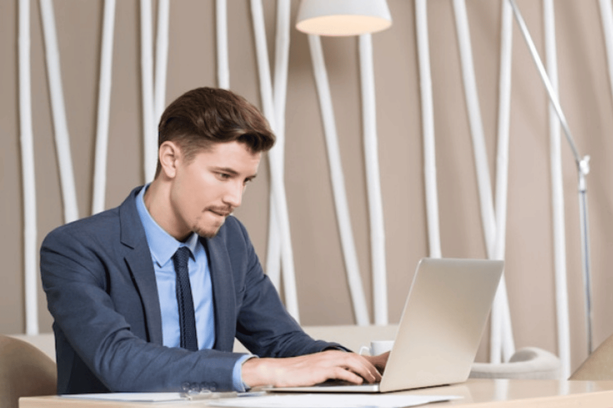 ilustrasi pria bekerja di kantor