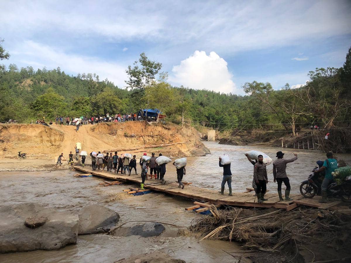 Warga kembali membangun jembatan darurat untuk penyeberangan di Sungai Kala Ili, Kecamatan Linge, Aceh Tengah (dok.warga)