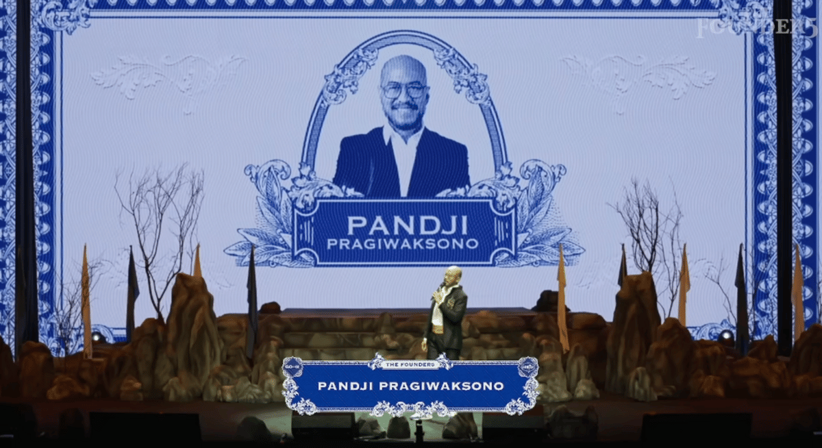 penampilan stand up Pandji Pragiwaksono