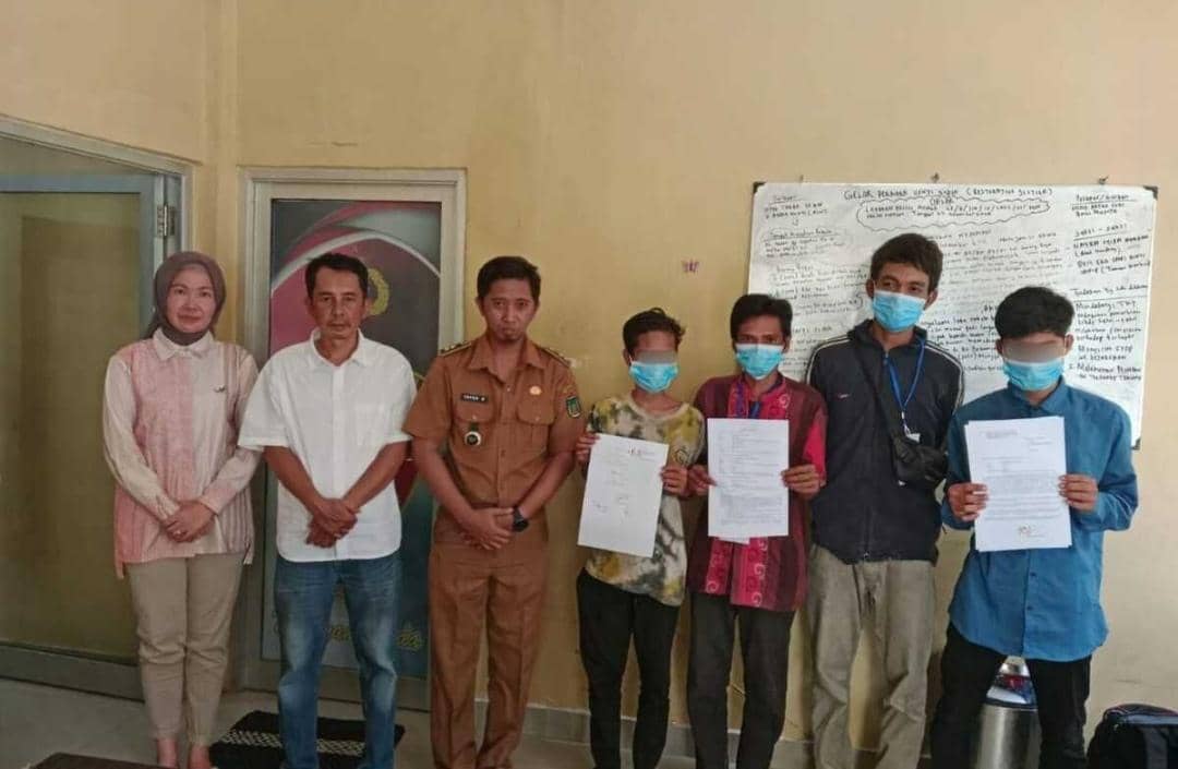 Dua pelaku pelemparan batu di Tol Prabumulih saat diringkus polisi.