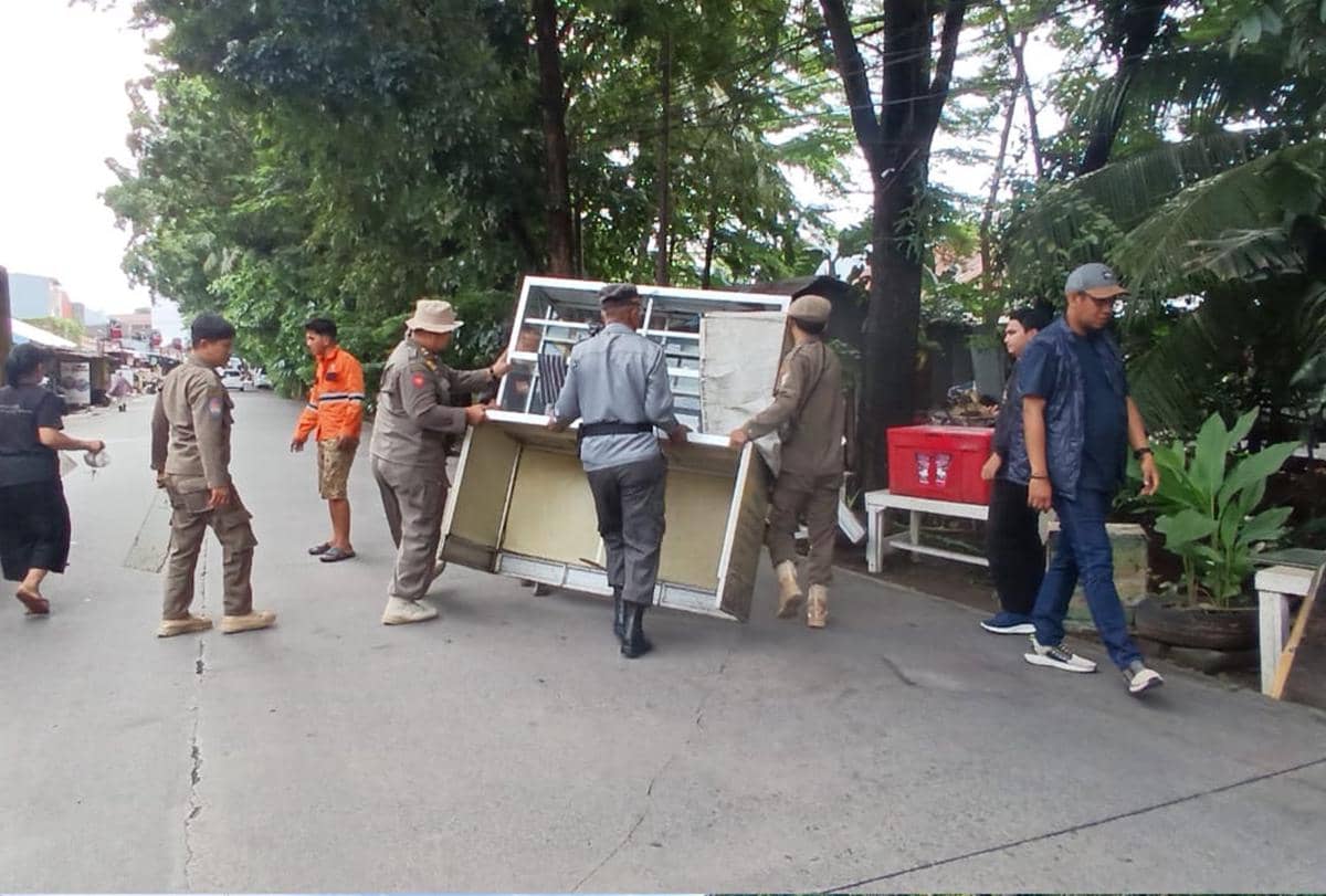 Pemkot Makassar menertibkan bangunan liar PKL di Jalan Saripa Raya, Kecamatan Panakkukang, yang dianggap kerap memicu kemacetan lalu lintas. (Dok. Pemkot Makassar)
