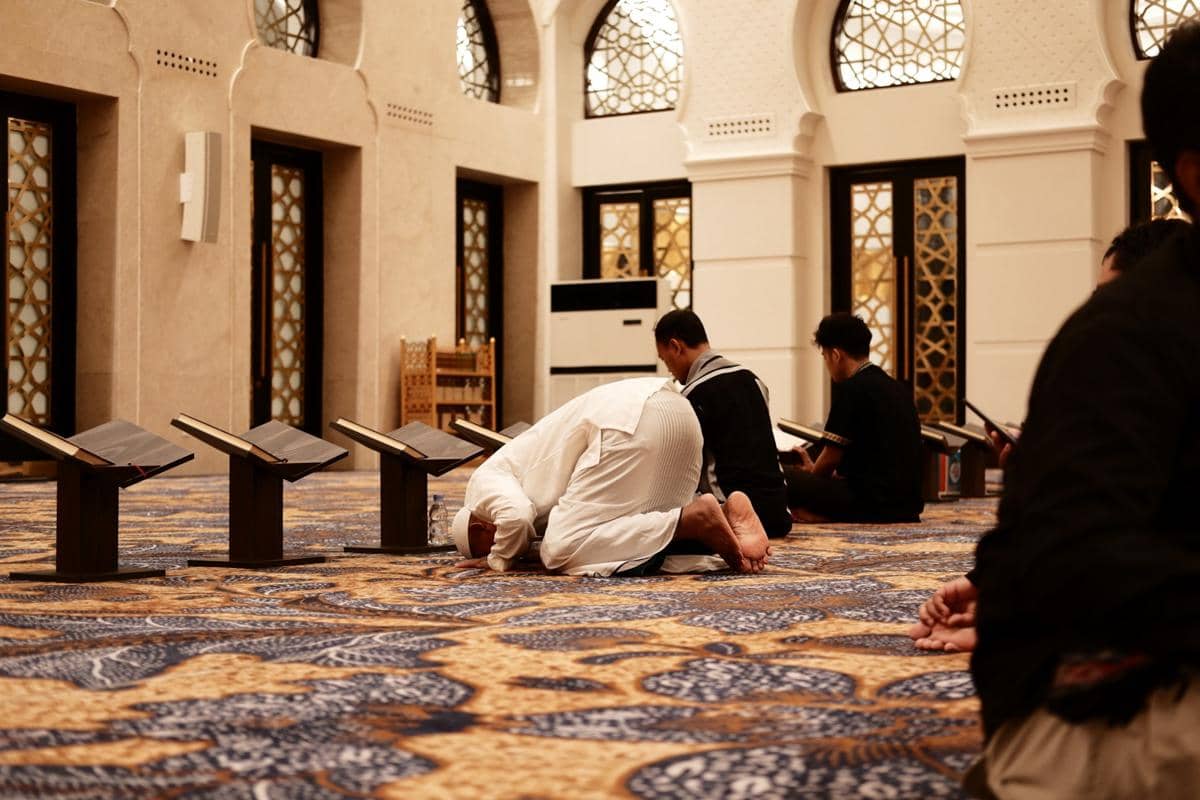 Ilustrasi salat di masjid (unsplash.com/Photo by Aldin Nasrun)