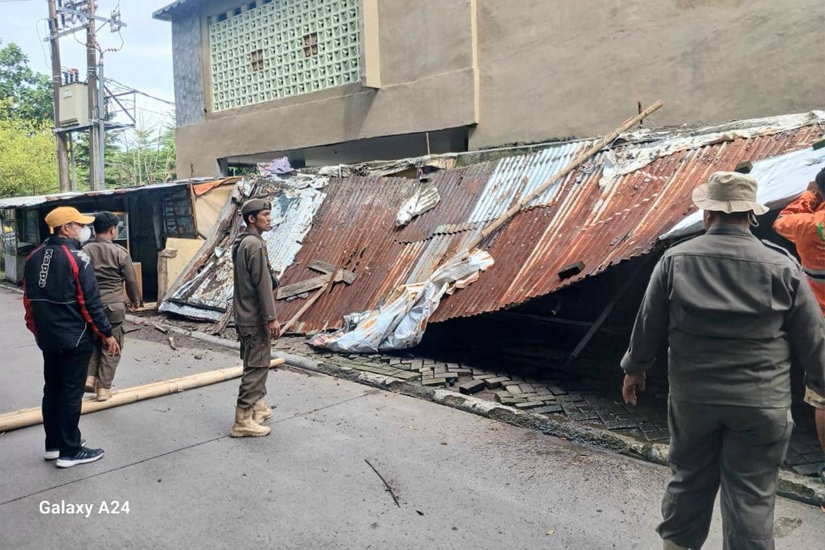 Pemkot Makassar menertibkan bangunan liar PKL di Jalan Saripa Raya, Kecamatan Panakkukang, yang dianggap kerap memicu kemacetan lalu lintas. (Dok. Pemkot Makassar)