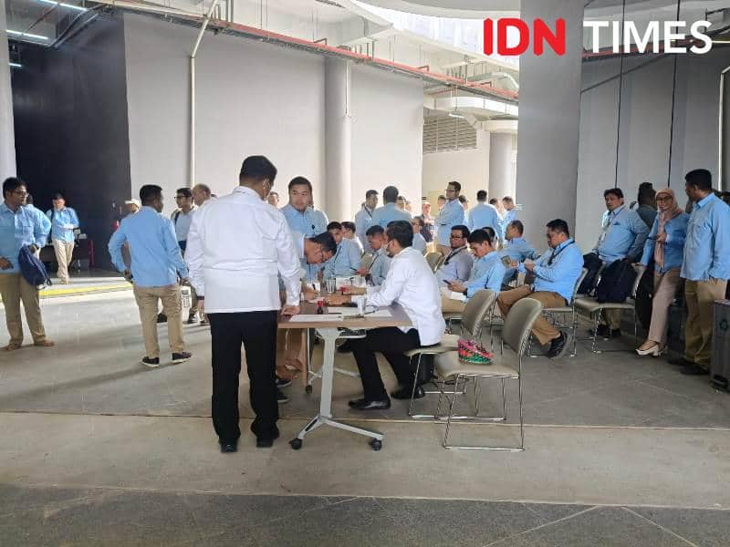 Pegawai OIKN antri tes urine narkotika (IDN Times/Ervan)Pegawai OIKN antri tes urine narkotika 