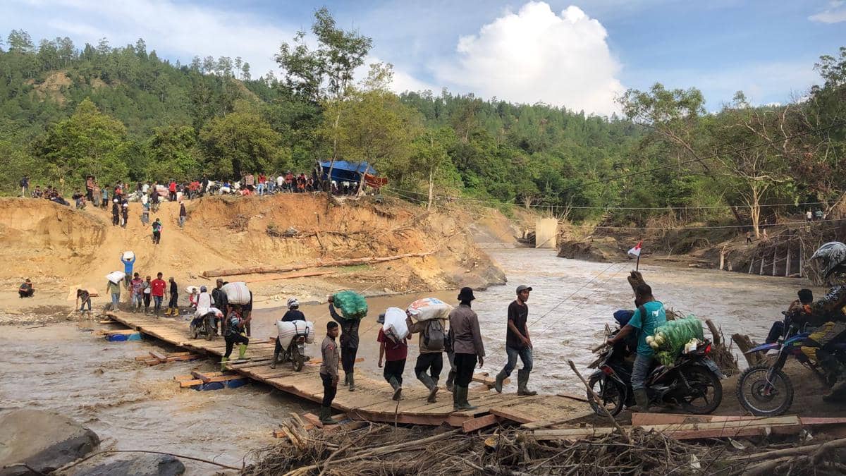  Warga kembali membangun jembatan darurat untuk penyeberangan di Sungai Kala Ili, Kecamatan Linge, Aceh Tengah (dok.warga)