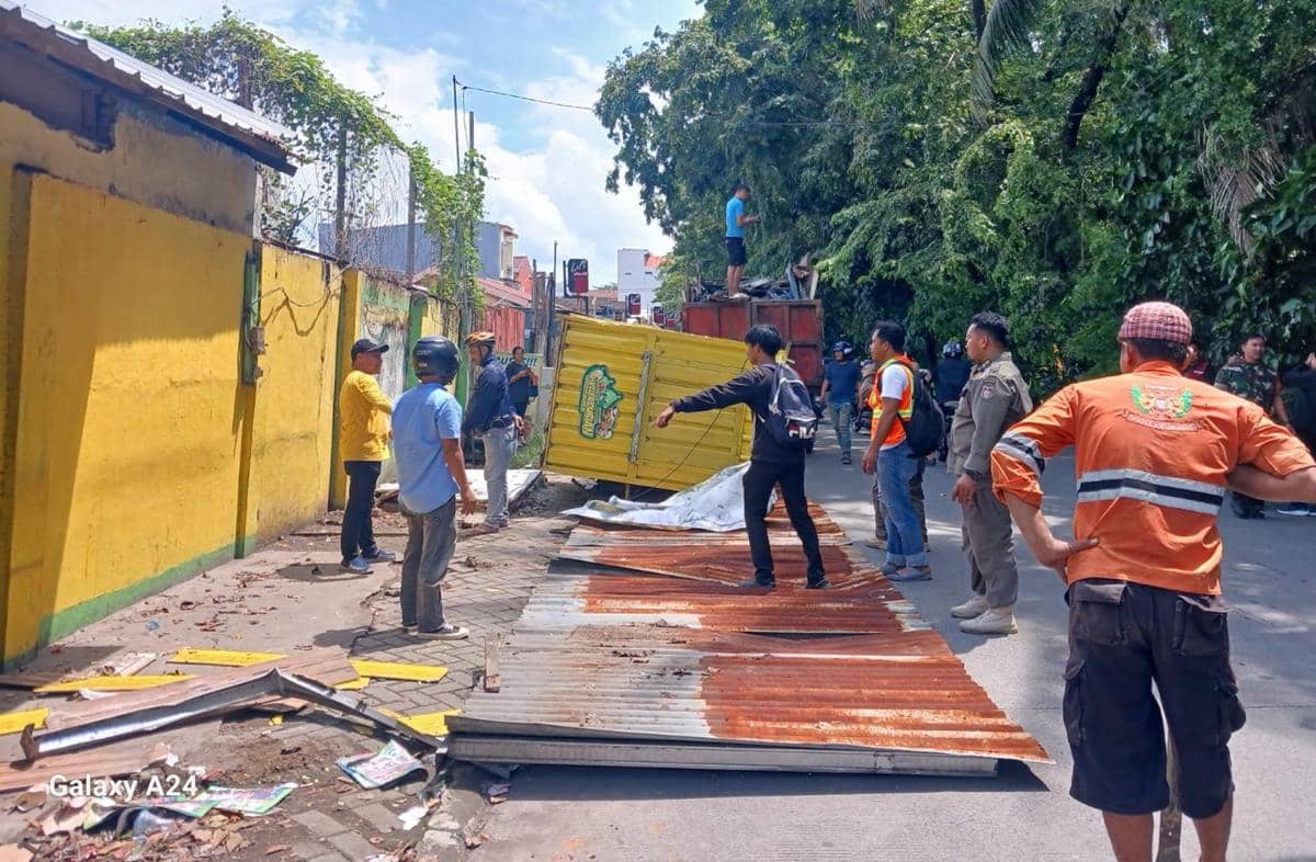 Pemkot Makassar menertibkan bangunan liar PKL di Jalan Saripa Raya, Kecamatan Panakkukang, yang dianggap kerap memicu kemacetan lalu lintas. (Dok. Pemkot Makassar)