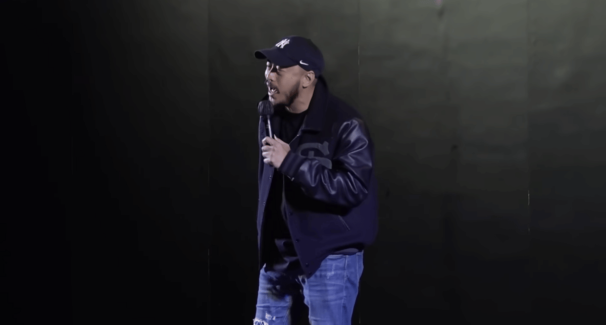 penampilan stand up Pandji Pragiwaksono