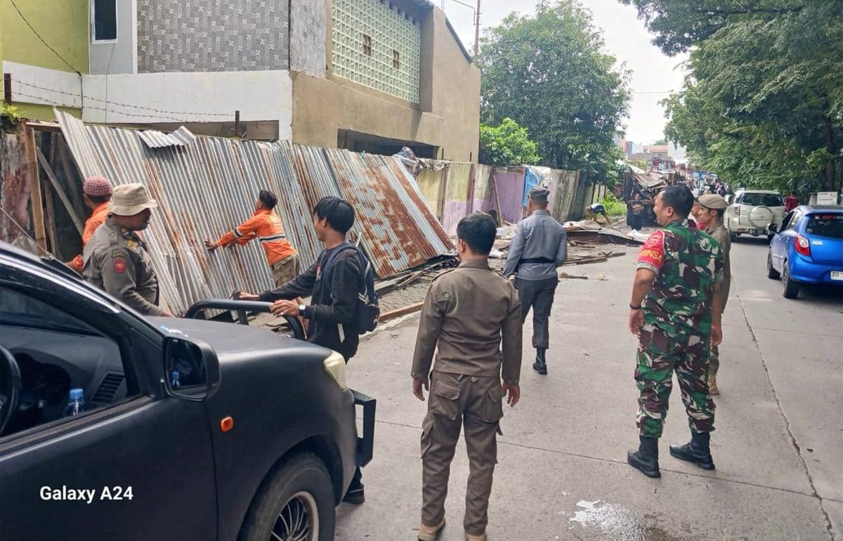 Pemkot Makassar menertibkan bangunan liar PKL di Jalan Saripa Raya, Kecamatan Panakkukang, yang dianggap kerap memicu kemacetan lalu lintas. (Dok. Pemkot Makassar)