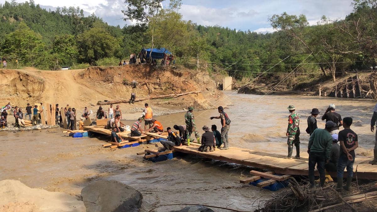 Warga kembali membangun jembatan darurat untuk penyeberangan di Sungai Kala Ili, Kecamatan Linge, Aceh Tengah (dok.warga)