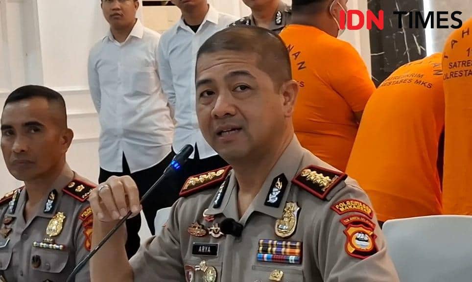 Kapolrestabes Makassar, Kombes Pol Arya Perdana saat konferensi pers di Aula Polrestabes Makassar, Senin (5/1/2026). IDN Times/Darsil Yahya